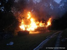 Beim Eintreffen der Einsatzkräfte stand der Schuppen bereits im Vollbrand.