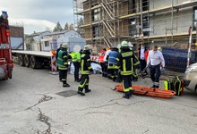 Transport der verletzten Person zum Rettungswagen