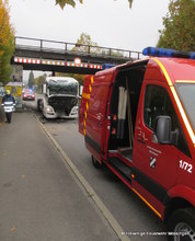 Die Einsatzkräfte unterstützen bei der Fahrzeugbergung und nahmen die ausgelaufenen Betriebsmittel auf.