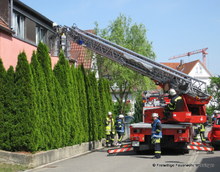 Auf Grund der zunächst unklaren Lage wurde die Drehleiter vor dem Gebäude aufgestellt.