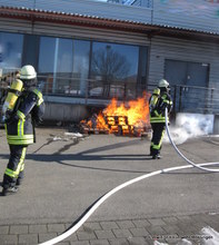Vollbrand der Paletten beim Eintreffen der Feuerwehr