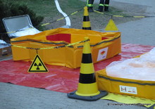 In den aufgebauten Wannen werden die Atemschutzträger bei ihrer Rückkehr auf eventuelle Verstrahlungen überprüft und die Einsatzkleidung wird abgelegt.