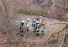 Mit Leiterteilen konnte die Person erreicht und gerettet werden