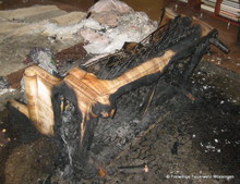 Das Sofa sowie der ausgelegte Teppich brannte nahezu vollständig ab.