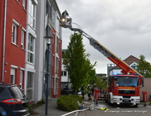 Mit der Drehleiter wurden die Wohnungen in den Obergeschossen kontrolliert