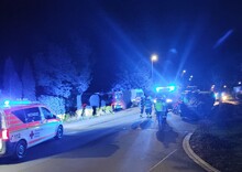 Rettungskräfte befreien den Fahrer aus seinem PKW