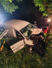 Der verunfallte VW Caddy wurde mittels Leitern und dem Abstützsystem Stab-Fast gesichert