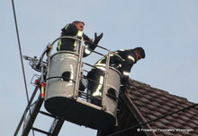 Mit Hilfe der Drehleiter befreien die Einsatzkräfte den Vogel