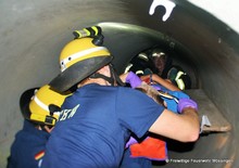 Die befreite Person wird von der San-Gruppe erst versorgt und kann so reibungslos dem Rettungsdienst übergeben werden.