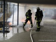 Unter dem Vordach des Erweiterungsbaus brannte ein Müllcontainer.