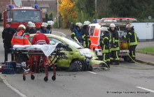 Unter Einsatz von hydraulischem Rettungsgerät wurde die Person befreit.