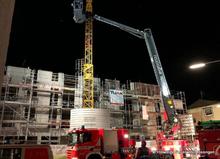 Der Teleskopmast der Feuerwehr Reutlingen steuert zur Person