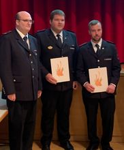 Thomas Eger (Bildmitte) und Tobias Kern (rechts) mit Kreisjugendfeuerwehrwart Fabian Weimer