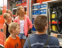 Auch Mitglieder der Jugendfeuerwehr unterstützen bei der Fahrzeugvorstellung.