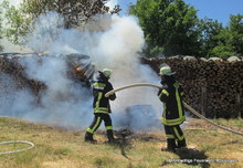 Ein Trupp löschte das Feuer mit Hilfe eines C-Rohres ab.JPG