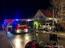 Die Drehleiter bei Ausleuchtungsarbeiten am Gebäude