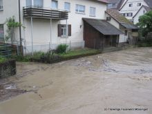 Am ehemaligen Stauwehr fehlen nur noch wenige Zentimeter bis zu den Häusern.