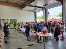 Die Gastgeber empfangen ihre Gäste im Feuerwehrhaus