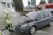 Ein Trupp unter Atemschutz löscht den Motorraum ab