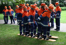 Mit eingebunden Beinen an einem Holzbrett, mussten die Jugendlichen sich etwa 10 Meter voran bewegen.