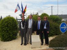 David Faucon - erster Stadtrat von Beaugency - und Oberbürgermeister Michael Bulander mit ihren Frauen beim vor vier Jahren eingeweihten Kreisverkehr 