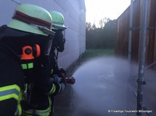 Der Angriffstrupp löscht den Brandherd ab.