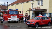 Ein echter Anziehungspunkt - Das Löschfahrzeug vor dem Kino in der Höfgasse