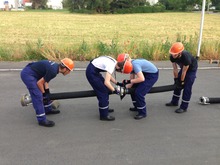 Wassertrupp und Schlauchtrupp kuppeln gemeinsam die Saugleitung zusammen.