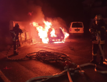 Beim Eintreffen der Feuerwehr stand das Fahrzeug im Vollbrand