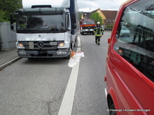 Ausgelaufener Holzleim tropft von der LKW Ladefläche
