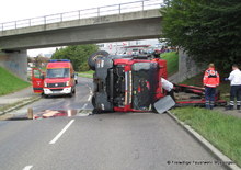 Der LKW kippte nach dem Aufprall an der Brücke auf die Fahrerseite um.