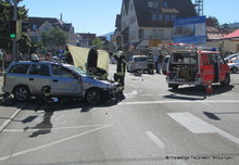 Feuerwehrkräfte schirmten mit Decken den Patienten gegen Schaulustige Personen ab.JPG