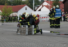 Der Angriffstrupp bereitet sich vor, im Hintergrund erteilt der Gruppenführer weitere Aufträge.