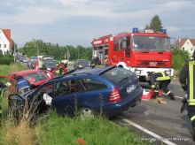 Der Fahrer des Mercedes befand sich bereits außerhalb seines Fahrzeuges und wurde durch die Feuerwehr versorgt.