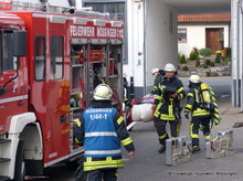 Die Einsatzkräfte aus Mössingen bereiteten den Löschangriff im Innenhof der Firma Keller vor.JPG