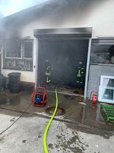 Ein Trupp unter Atemschutz bei Nachlöscharbeiten