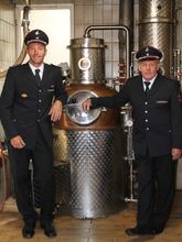 Ralf Steinhilber und Richhard Steinhilber in ihrer Brennerei in der Berggasse