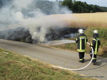 Die Einsatzkräfte löschten das Feuer mittels C-Rohr ab.