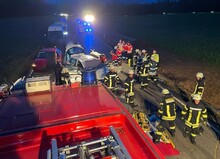 Die Fahrerin wird im Fahrzeug medizinisch versorgt