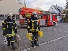 Zwei Atemschutzträger tragen für die Belastung eine Last über eine vorgegebene Distanz