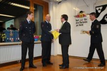 Robert Landhäußer und Matthias Braun bekamen von OB Bulander und Kommandant Strohmaier das Deutsche Feuerwehr Fitness Abzeichen in Gold überreicht.