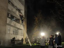 Zahlreiche Schaulustige verfolgten die Rettung der Personen über tragbare Leitern und die Drehleiter.