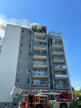 Die Drehleiter aus Tübingen wird in Stellung gebracht
