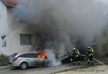 Der PKW brannt im Motorraum in voller Ausdehnung und griff auf den PKW davor und auf ein Vordach über.