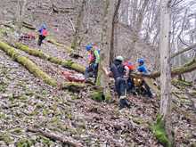 Einsatzkräfte der Bergwacht und der Feuerwehr betreuen die verletze Wanderin